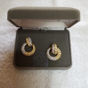 Earrings clip.